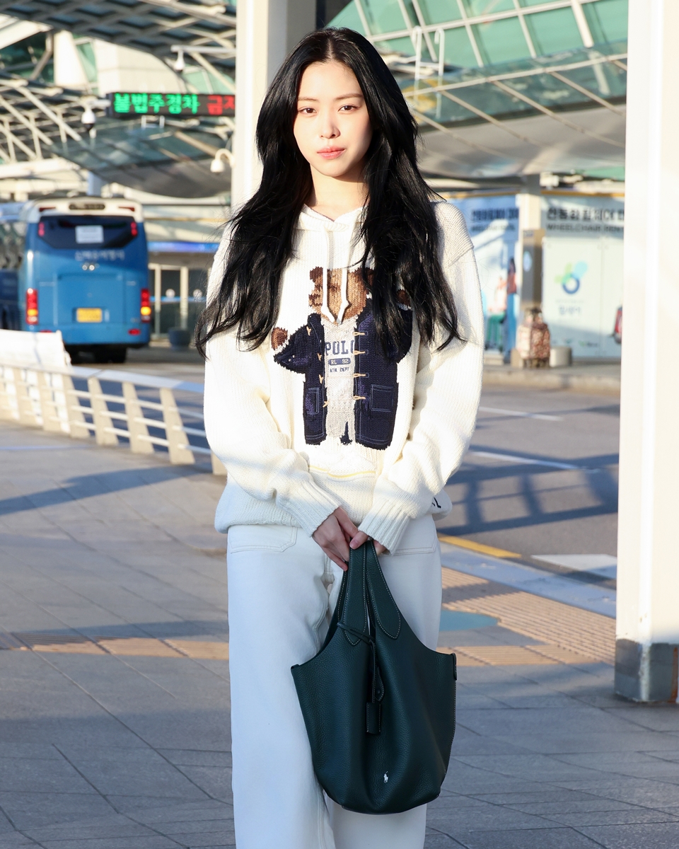 [공항패션] 있지 류진, 폴로 니트 후디로 포근한 공항룩 완성 423-Image